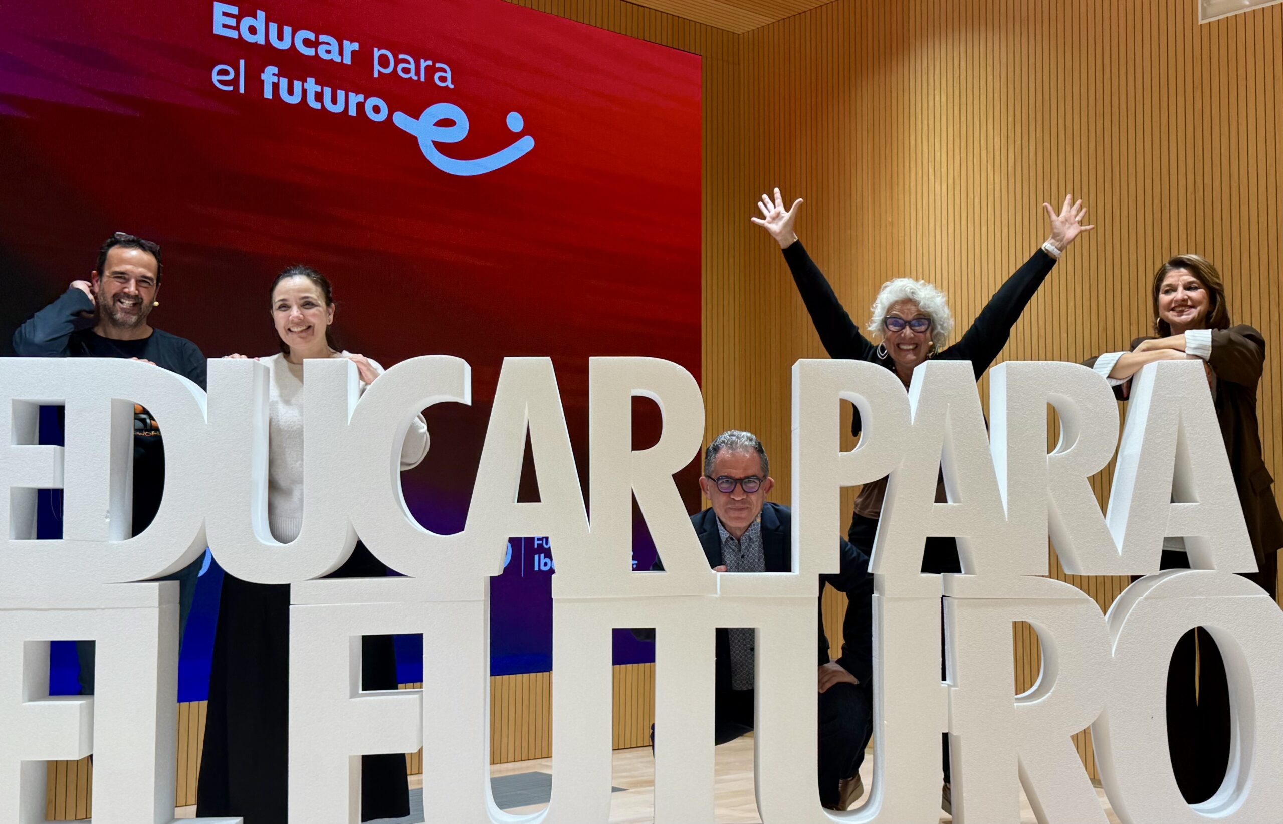 Ponentes celebrando tras la mesa redonda Educar para el Futuro de Fundación Ibercaja